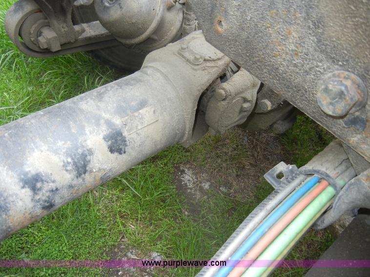 image for item C4282 2002 International 9200i semi truck