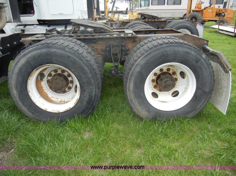 image for item C4282 2002 International 9200i semi truck