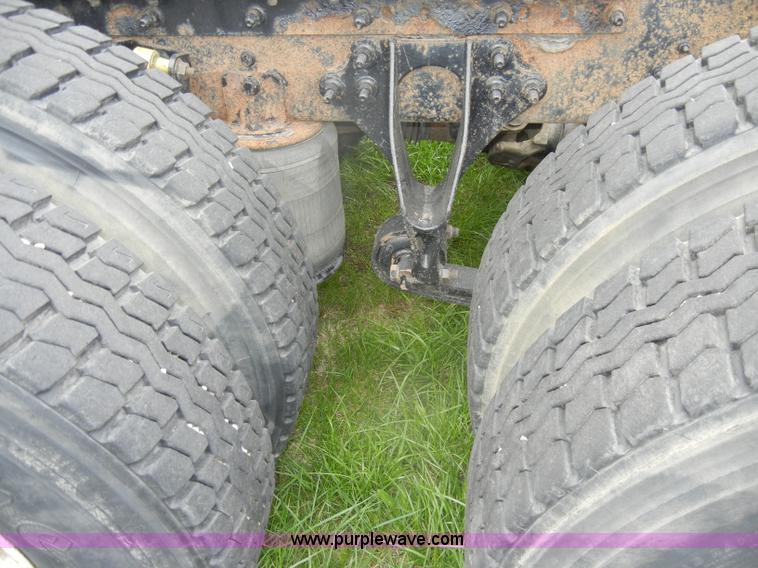 image for item C4282 2002 International 9200i semi truck