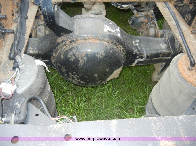 image for item C4282 2002 International 9200i semi truck