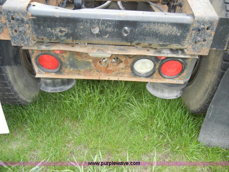 image for item C4282 2002 International 9200i semi truck