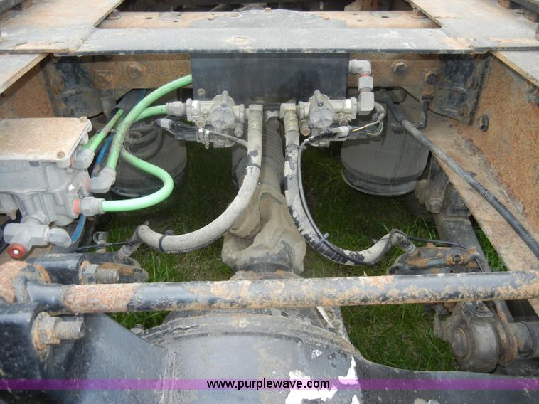 image for item C4282 2002 International 9200i semi truck