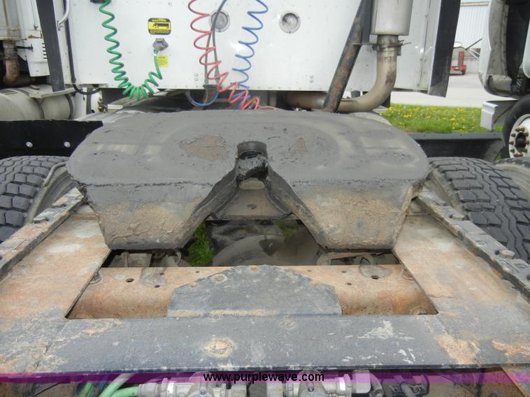 image for item C4282 2002 International 9200i semi truck