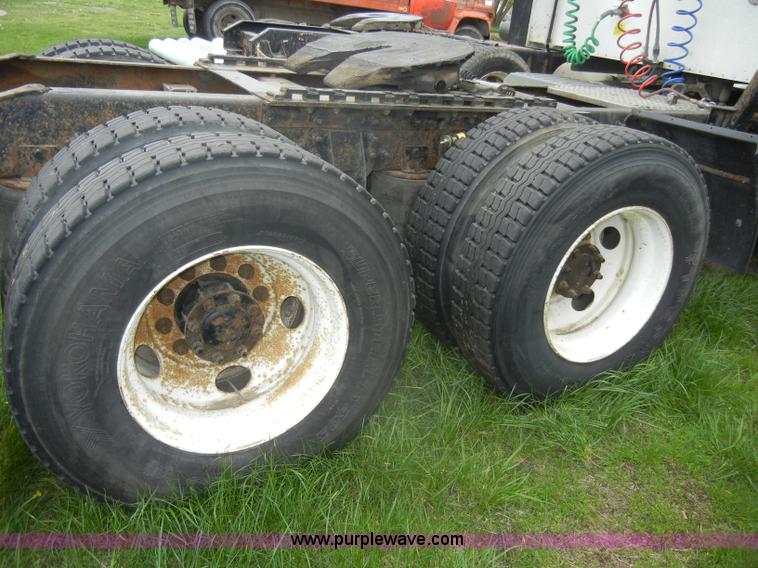 image for item C4282 2002 International 9200i semi truck