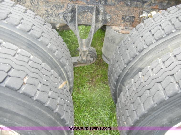 image for item C4282 2002 International 9200i semi truck