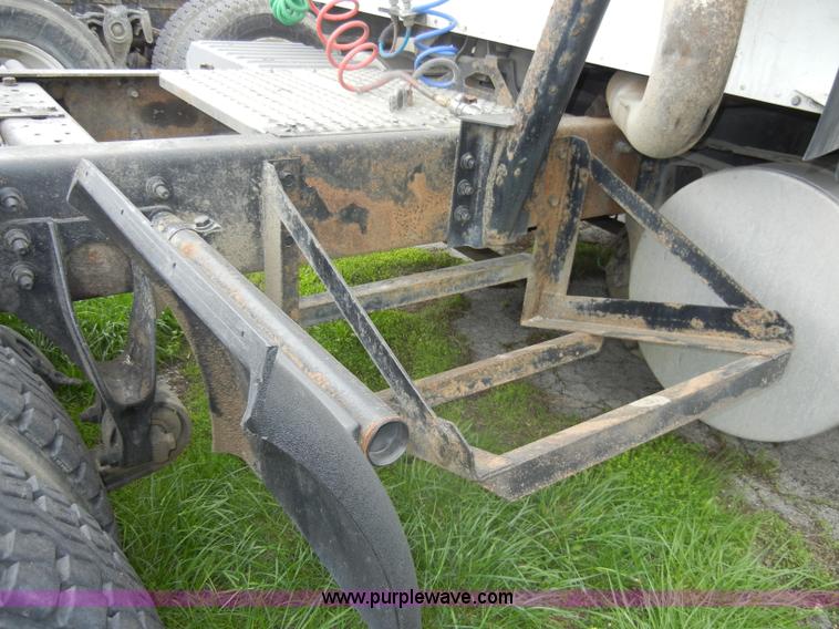 image for item C4282 2002 International 9200i semi truck