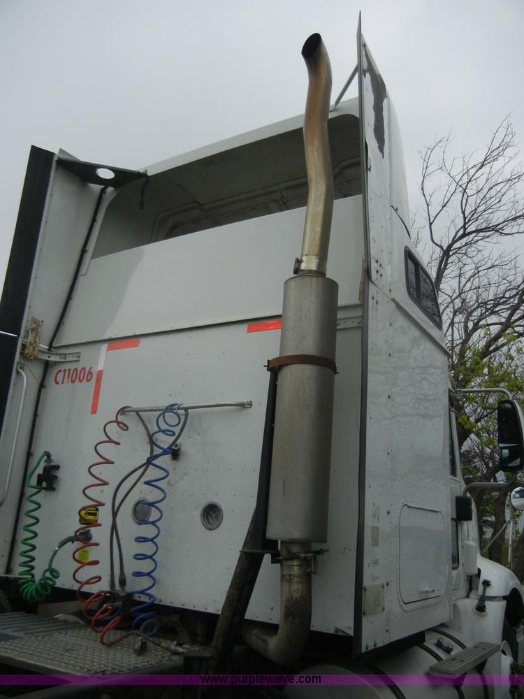 image for item C4282 2002 International 9200i semi truck