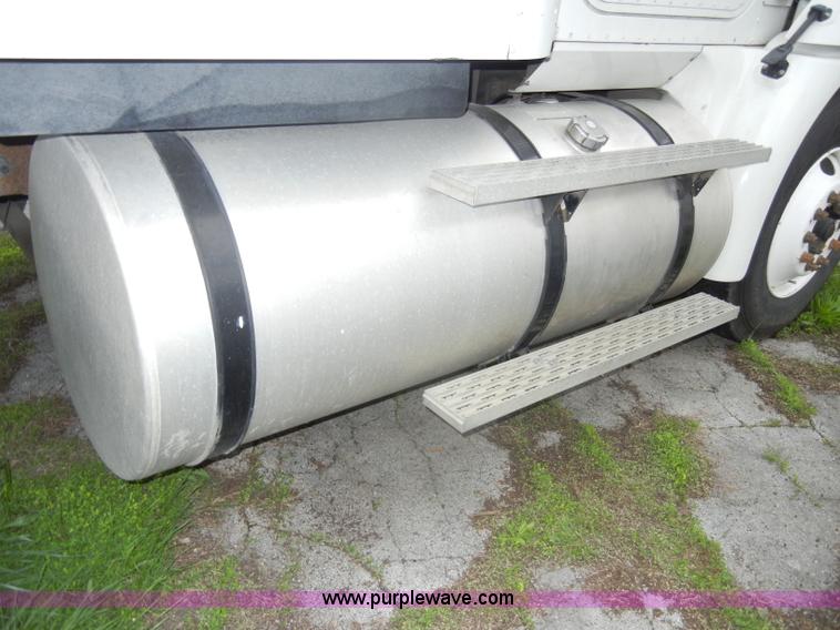 image for item C4282 2002 International 9200i semi truck