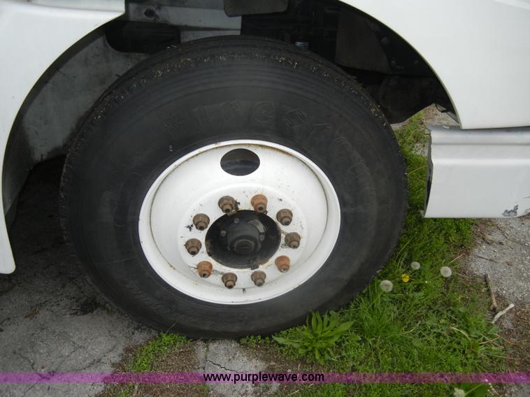 image for item C4282 2002 International 9200i semi truck