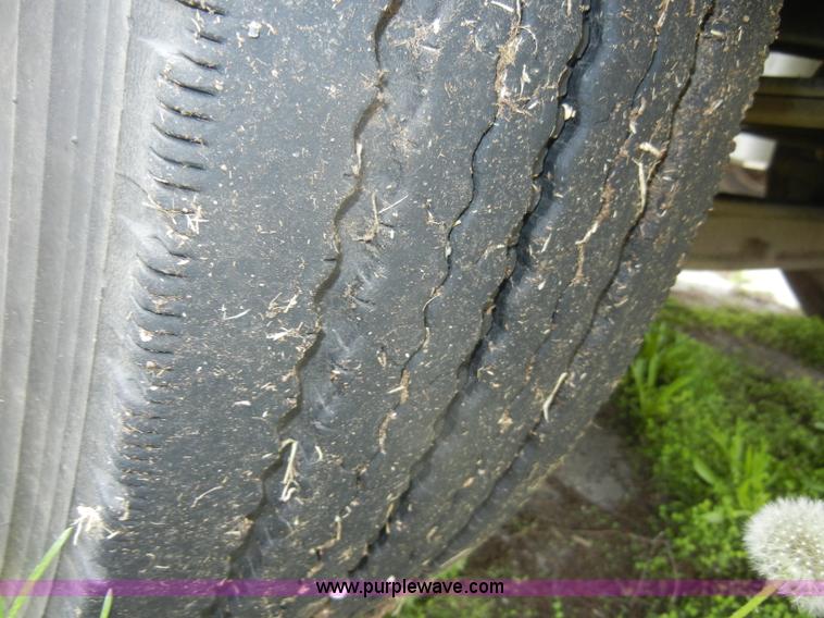 image for item C4282 2002 International 9200i semi truck