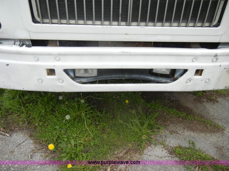 image for item C4282 2002 International 9200i semi truck