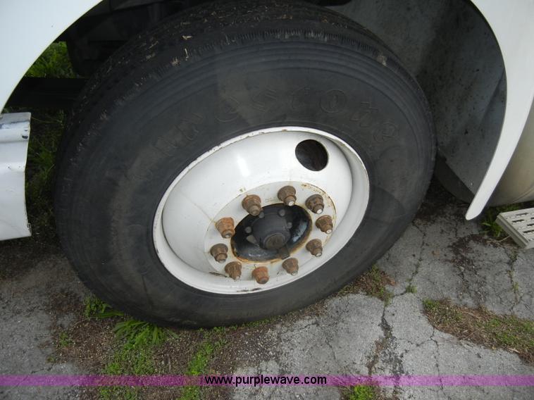 image for item C4282 2002 International 9200i semi truck