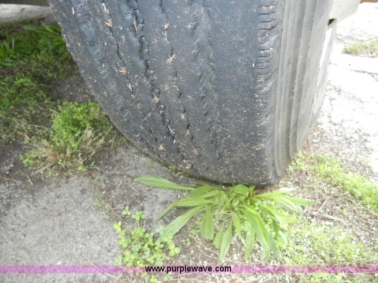 image for item C4282 2002 International 9200i semi truck