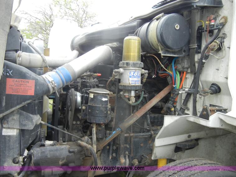 image for item C4282 2002 International 9200i semi truck