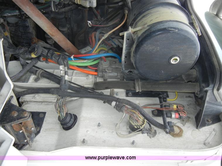 image for item C4282 2002 International 9200i semi truck