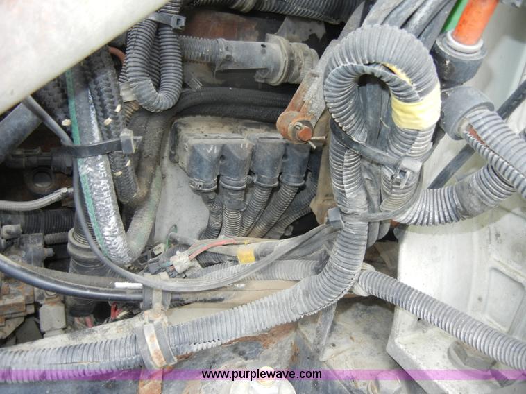 image for item C4282 2002 International 9200i semi truck