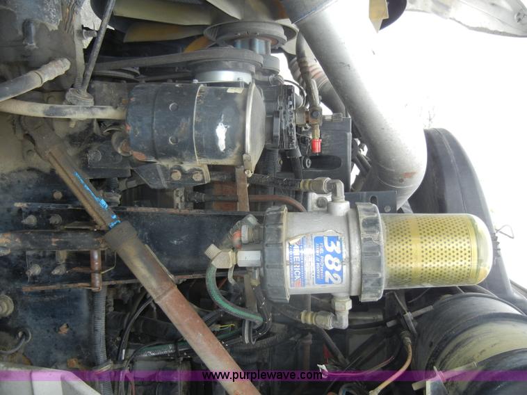 image for item C4282 2002 International 9200i semi truck