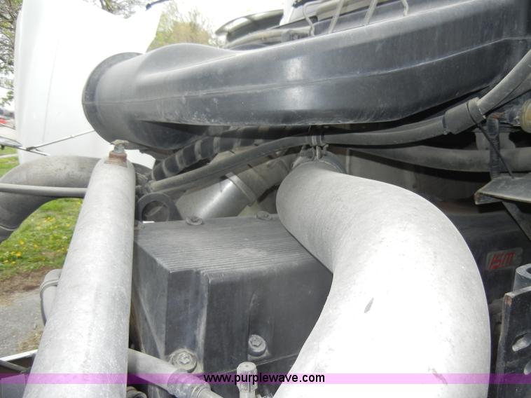 image for item C4282 2002 International 9200i semi truck