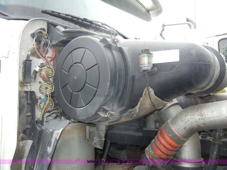 image for item C4282 2002 International 9200i semi truck