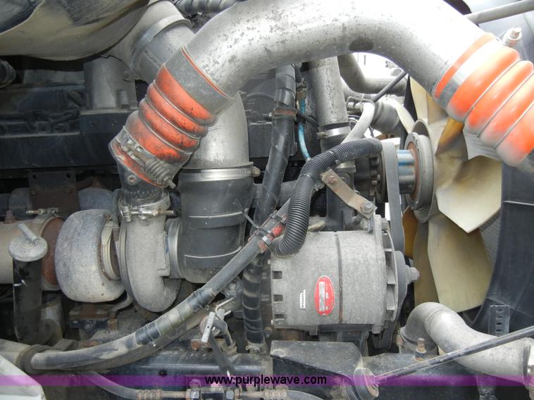 image for item C4282 2002 International 9200i semi truck