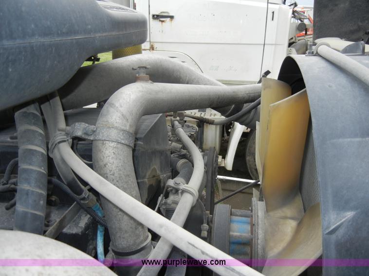 image for item C4282 2002 International 9200i semi truck