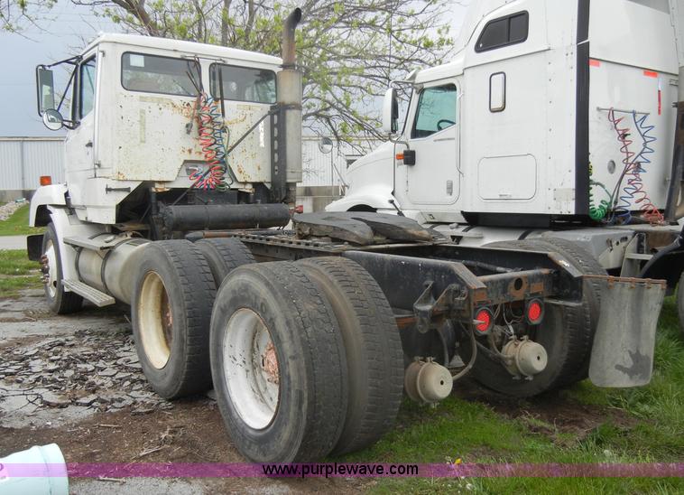 image for item C4283 1988 Freightliner FLD112-64T semi truck