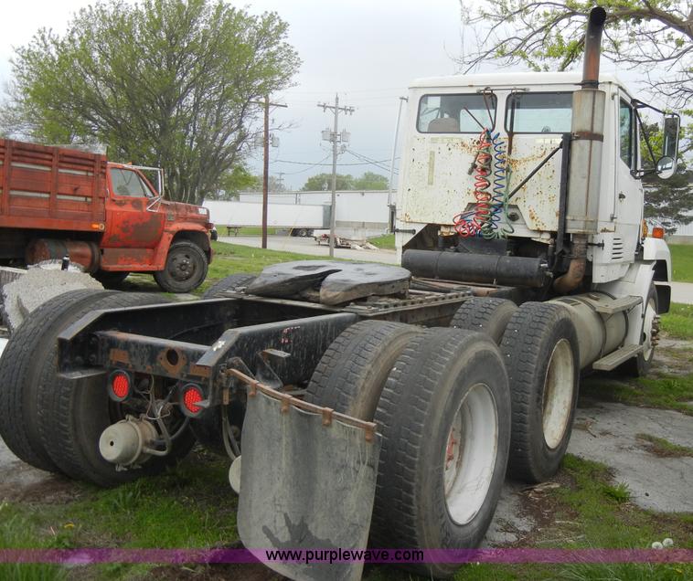 image for item C4283 1988 Freightliner FLD112-64T semi truck