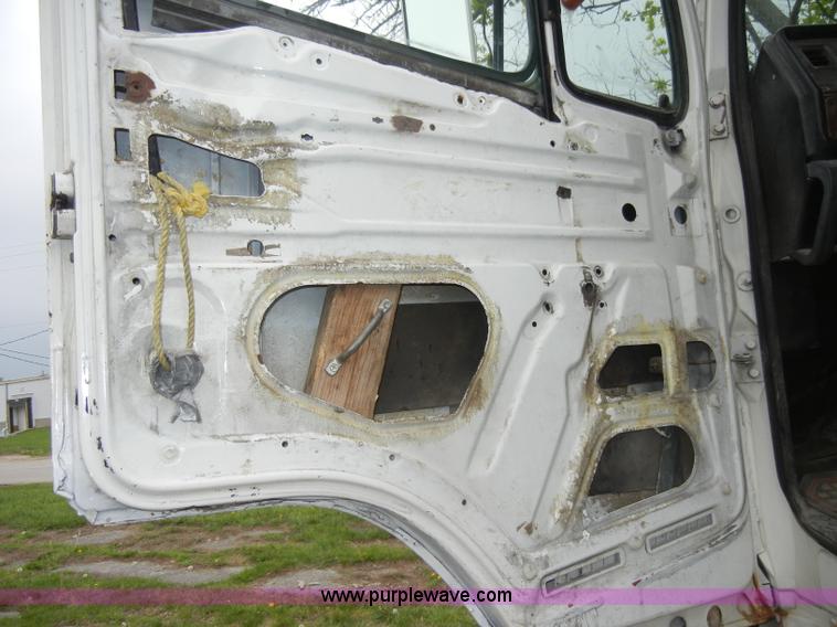 image for item C4283 1988 Freightliner FLD112-64T semi truck