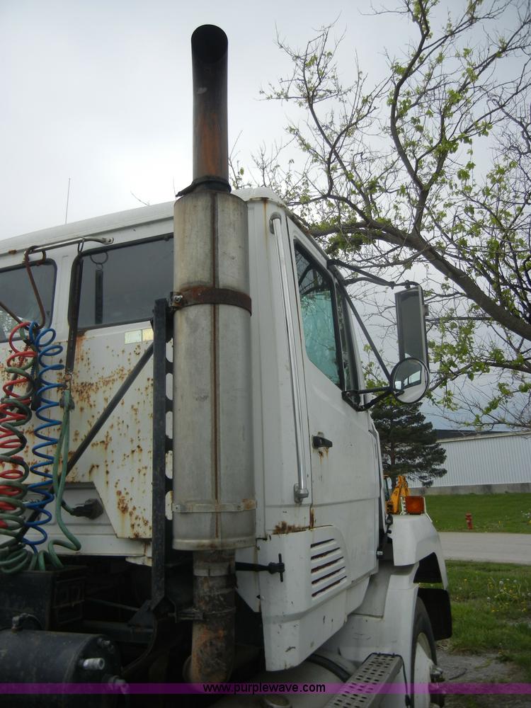 image for item C4283 1988 Freightliner FLD112-64T semi truck