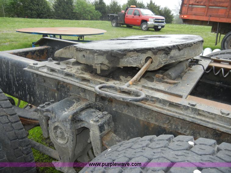 image for item C4283 1988 Freightliner FLD112-64T semi truck