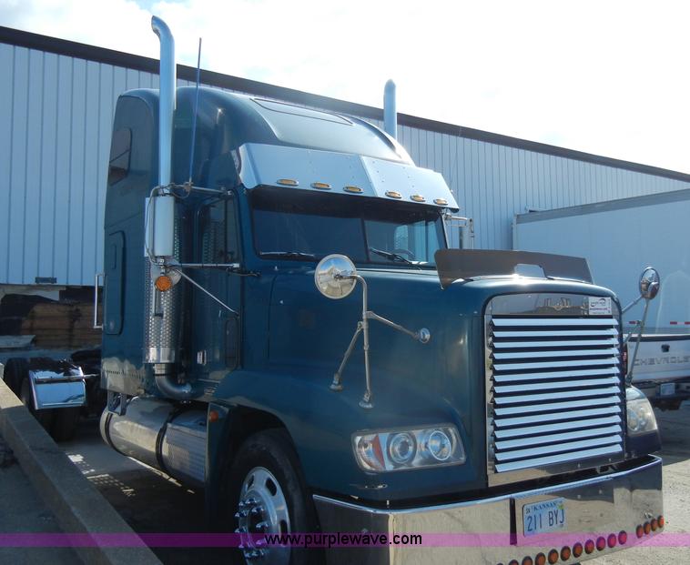 image for item C4316 2001 Freightliner FLD120 semi truck