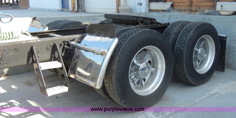 image for item C4316 2001 Freightliner FLD120 semi truck