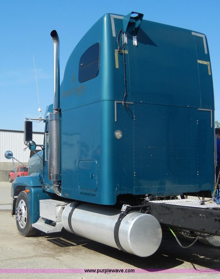 image for item C4316 2001 Freightliner FLD120 semi truck