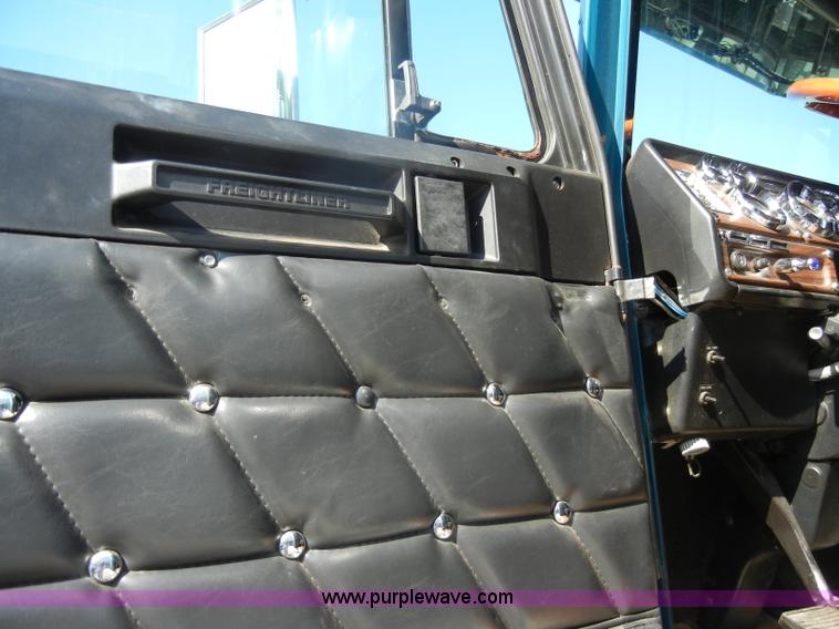 image for item C4316 2001 Freightliner FLD120 semi truck