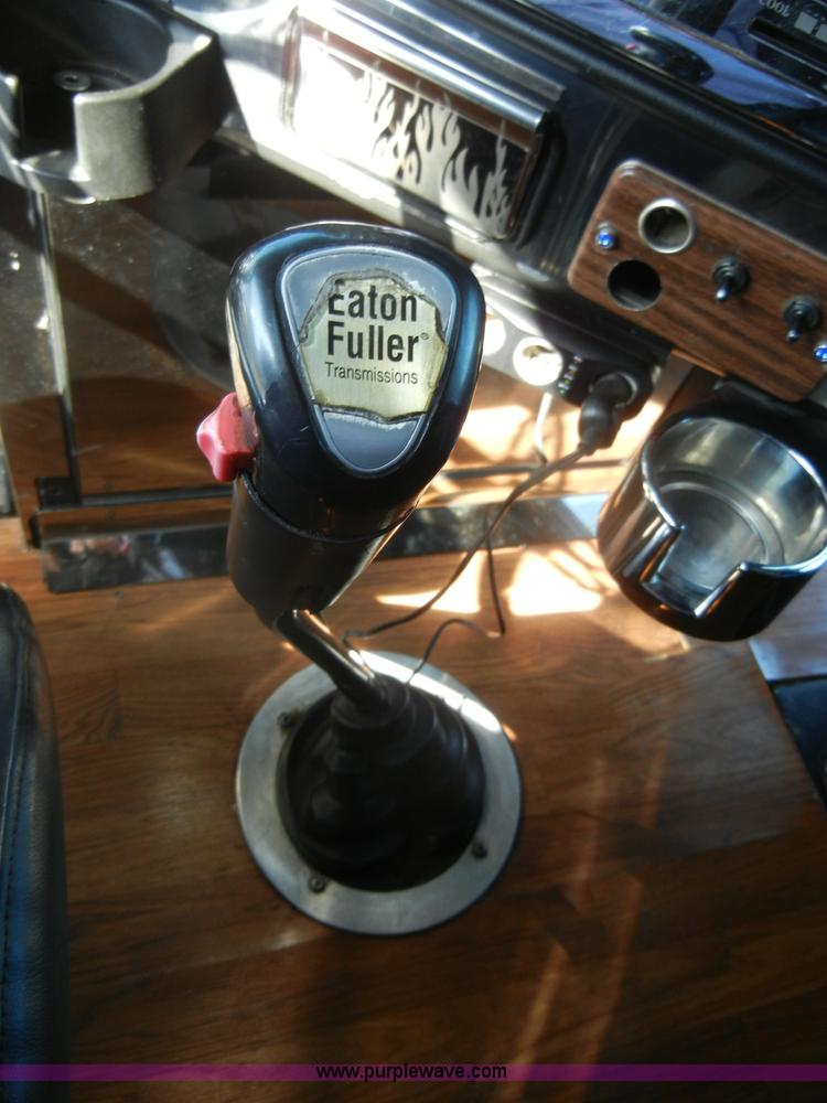 image for item C4316 2001 Freightliner FLD120 semi truck