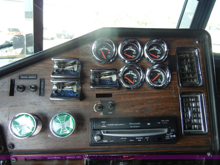 image for item C4316 2001 Freightliner FLD120 semi truck