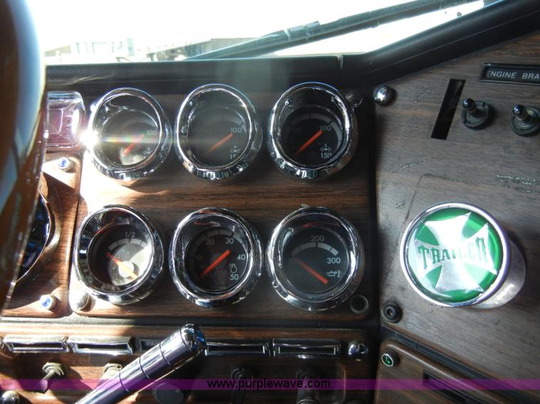 image for item C4316 2001 Freightliner FLD120 semi truck