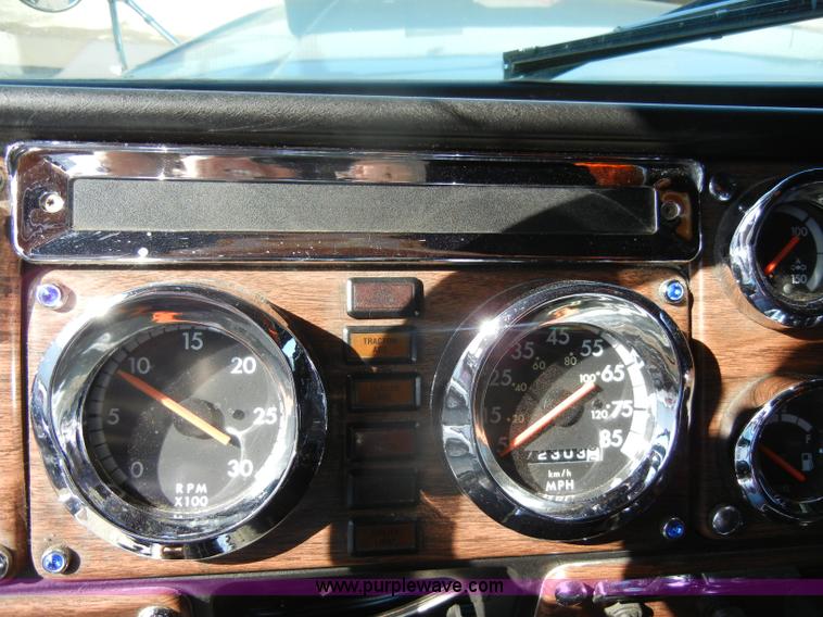 image for item C4316 2001 Freightliner FLD120 semi truck