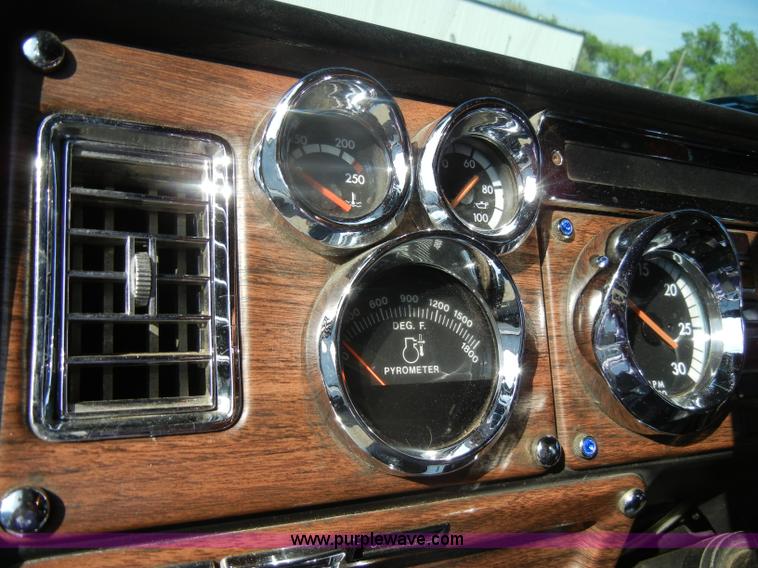 image for item C4316 2001 Freightliner FLD120 semi truck