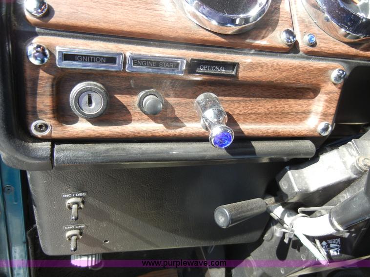 image for item C4316 2001 Freightliner FLD120 semi truck