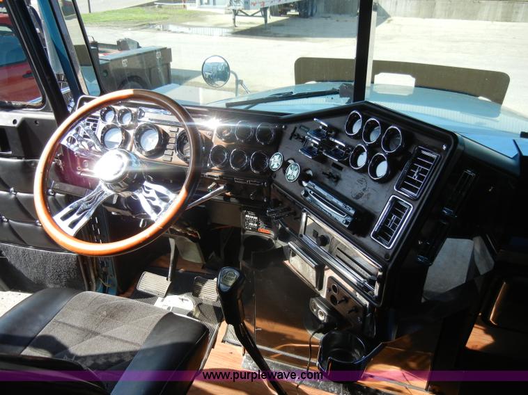 image for item C4316 2001 Freightliner FLD120 semi truck