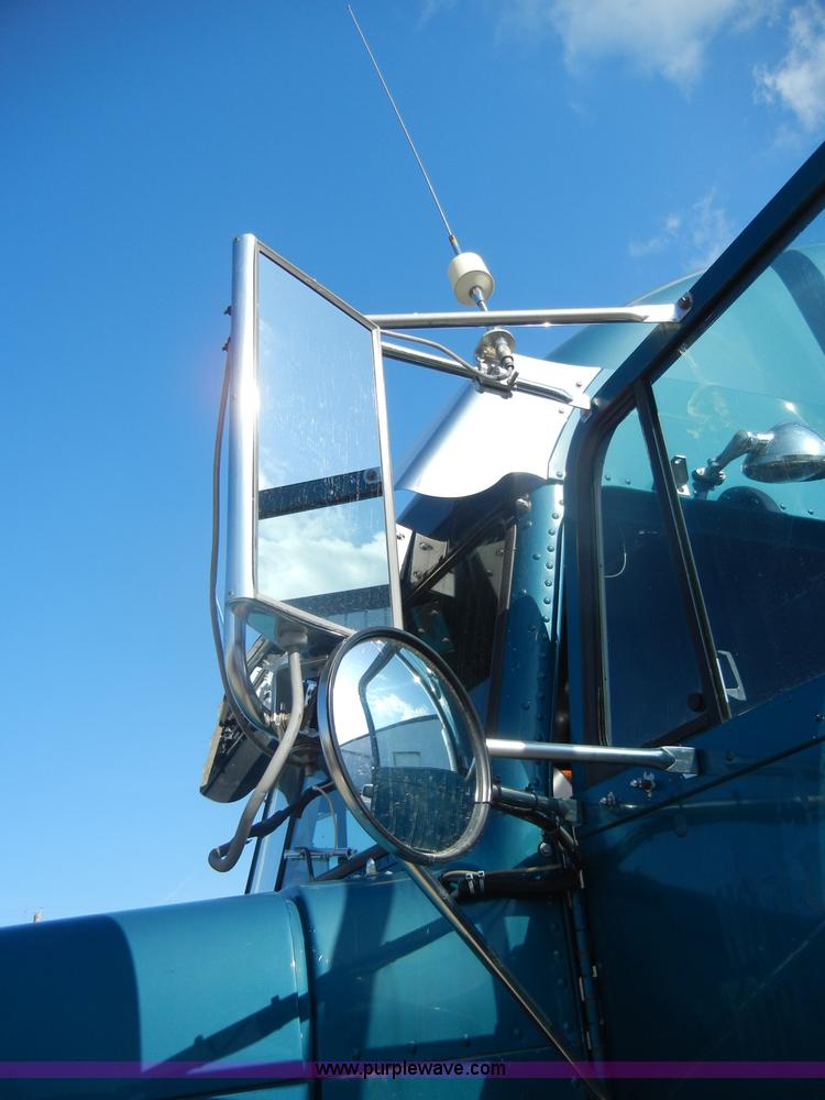 image for item C4316 2001 Freightliner FLD120 semi truck