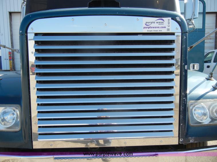 image for item C4316 2001 Freightliner FLD120 semi truck