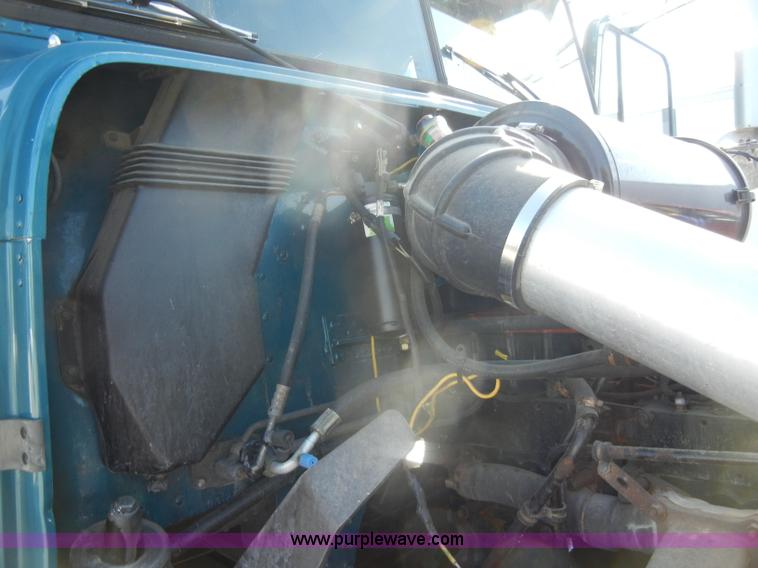 image for item C4316 2001 Freightliner FLD120 semi truck