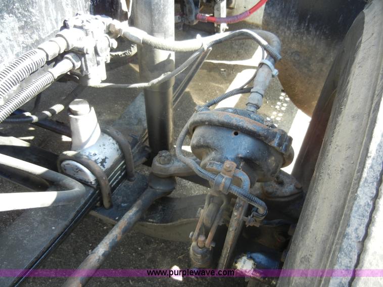 image for item C4316 2001 Freightliner FLD120 semi truck