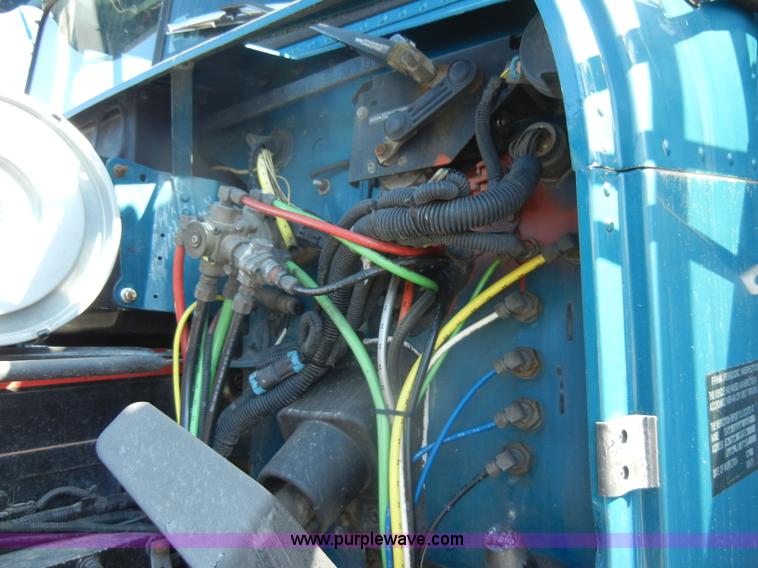 image for item C4316 2001 Freightliner FLD120 semi truck