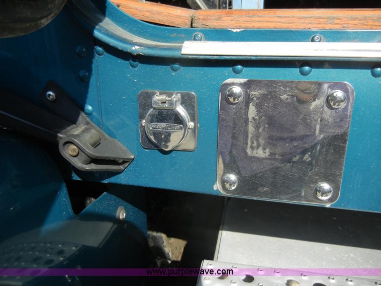 image for item C4316 2001 Freightliner FLD120 semi truck