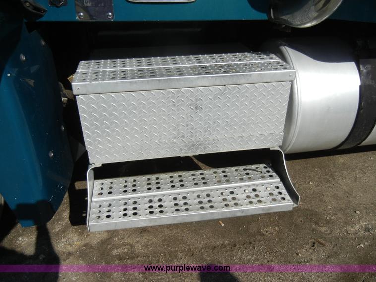 image for item C4316 2001 Freightliner FLD120 semi truck