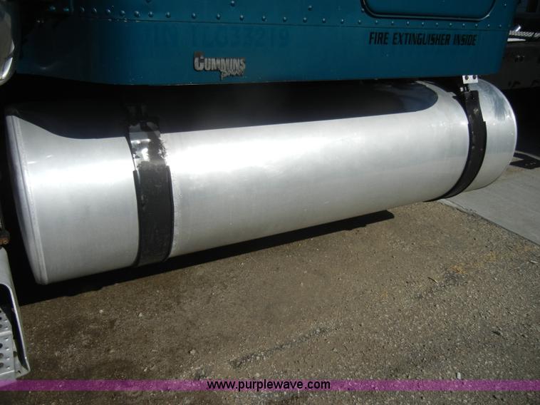 image for item C4316 2001 Freightliner FLD120 semi truck