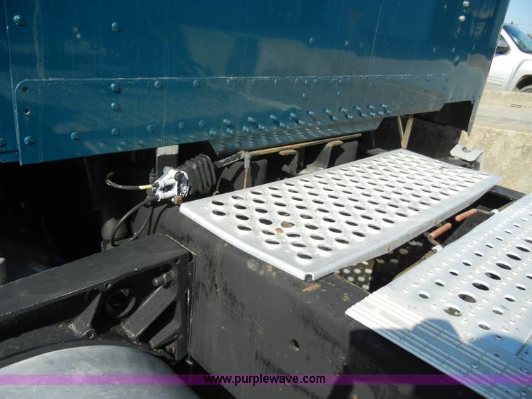 image for item C4316 2001 Freightliner FLD120 semi truck